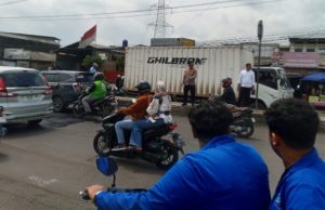 Polres Karawang Amankan Aksi Mahasiswa Tuntut Perbaikan Jalan di Klari Aksi Mahasiswa di Jalan Nasional Klari Dikawal. (AlexaPodcast.ID)