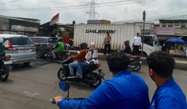 Aksi Mahasiswa di Jalan Nasional Klari Dikawal. (AlexaPodcast.ID)