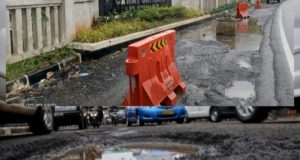 Jalan Pantura Jatisari Rusak Parah, Warga Geram hingga Gelar Aksi Protes Pantura Jatisari Hancur, Camat Minta Pemerintah Segera Bertindak. (AlexaPodcast.ID)