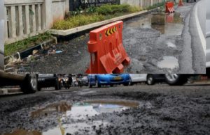 Jalan Pantura Jatisari Rusak Parah, Warga Geram hingga Gelar Aksi Protes Pantura Jatisari Hancur, Camat Minta Pemerintah Segera Bertindak. (AlexaPodcast.ID)
