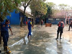 Peduli Pendidikan, Polri Turun Langsung Bersihkan Sekolah Terdampak Banjir di Karangligar Polres Karawang Gerak Cepat Pulihkan Lingkungan SMPN 1 Telukjambe Barat. (AlexaPodcast.ID)