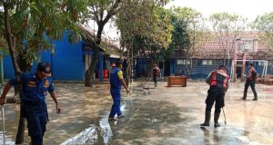 Peduli Pendidikan, Polri Turun Langsung Bersihkan Sekolah Terdampak Banjir di Karangligar Polres Karawang Gerak Cepat Pulihkan Lingkungan SMPN 1 Telukjambe Barat. (AlexaPodcast.ID)