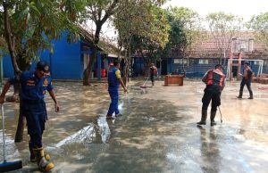 Peduli Pendidikan, Polri Turun Langsung Bersihkan Sekolah Terdampak Banjir di Karangligar Polres Karawang Gerak Cepat Pulihkan Lingkungan SMPN 1 Telukjambe Barat. (AlexaPodcast.ID)
