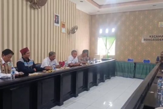 Jelang Penertiban Bangunan Liar, PJT II Rengasdengklok Gelar Rakor Bersama Muspika PJT II Rengasdengklok Bersama Muspika Bahas Penertiban Bangunan. (AlexaPodcast.ID)