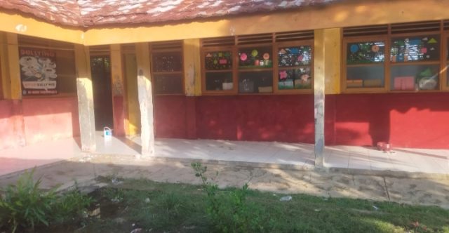 Kepala SDN Tanjungpakis II Benahi Gedung Sekolah. (AlexaPodcast.ID)