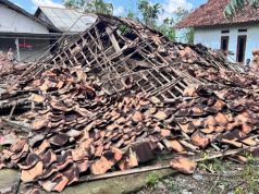 Rumah Warga di Kutaraja Ambruk, Camat Kutawaluya Turun Langsung ke Lokasi Rumah warga di Kecamatan Kutawaluya Ambruk. (AlexaPodcast.ID)