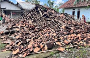 Rumah Warga di Kutaraja Ambruk, Camat Kutawaluya Turun Langsung ke Lokasi Rumah warga di Kecamatan Kutawaluya Ambruk. (AlexaPodcast.ID)