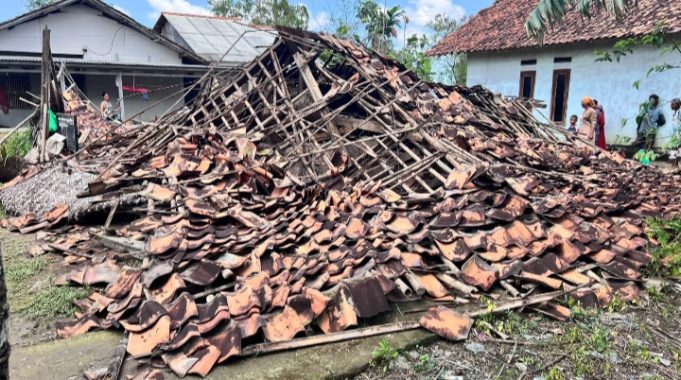 Rumah Warga di Kutaraja Ambruk, Camat Kutawaluya Turun Langsung ke Lokasi Rumah warga di Kecamatan Kutawaluya Ambruk. (AlexaPodcast.ID)