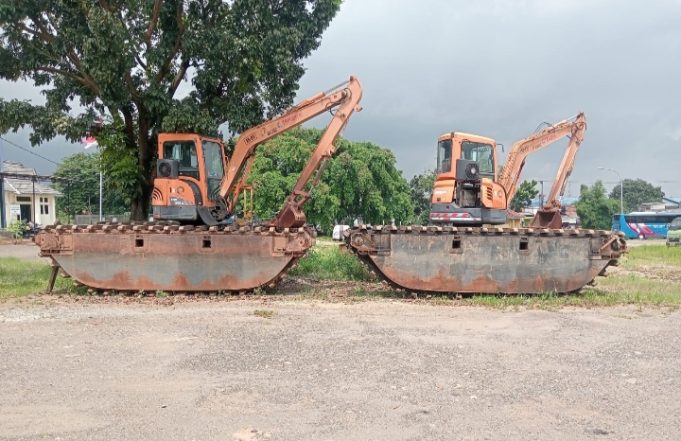 Dugaan Penyalahgunaan Dana Pemeliharaan di Dinas SDABMBK Bekasi, Ratusan Juta Proyek Pemeliharaan Diduga Fiktif Pemeliharaan Alat Besar – Excavator mangkrak. (AlexaPodcast.ID)