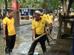 Pascabanjir, Kapolres Karawang dan Jajaran Bersihkan SMPN 1 Telukjambe Barat Kapolres Karawang Pimpin Aksi Bersih-Bersih Sekolah Terdampak Banjir. (AlexaPodcast.ID)