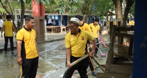 Pascabanjir, Kapolres Karawang dan Jajaran Bersihkan SMPN 1 Telukjambe Barat Kapolres Karawang Pimpin Aksi Bersih-Bersih Sekolah Terdampak Banjir. (AlexaPodcast.ID)