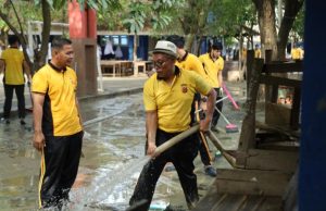 Pascabanjir, Kapolres Karawang dan Jajaran Bersihkan SMPN 1 Telukjambe Barat Kapolres Karawang Pimpin Aksi Bersih-Bersih Sekolah Terdampak Banjir. (AlexaPodcast.ID)