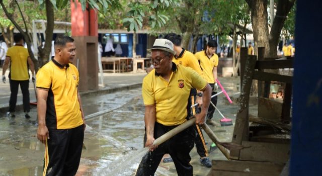 Pascabanjir, Kapolres Karawang dan Jajaran Bersihkan SMPN 1 Telukjambe Barat Kapolres Karawang Pimpin Aksi Bersih-Bersih Sekolah Terdampak Banjir. (AlexaPodcast.ID)