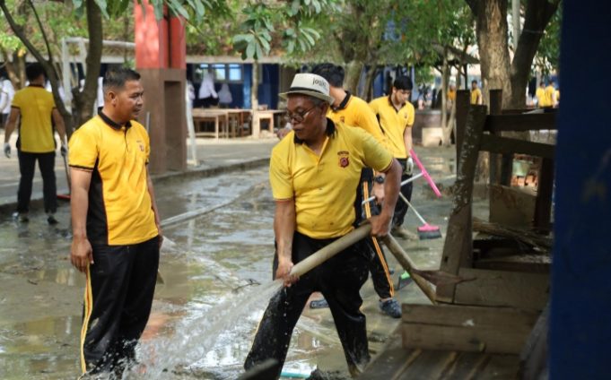 Pascabanjir, Kapolres Karawang dan Jajaran Bersihkan SMPN 1 Telukjambe Barat Kapolres Karawang Pimpin Aksi Bersih-Bersih Sekolah Terdampak Banjir. (AlexaPodcast.ID)
