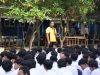 Aksi Humanis Kapolres Karawang: Bersih-Bersih Sekolah hingga Trauma Healing Anak-Anak Kapolres Karawang Pulihkan Mental Siswa di Telukjambe Barat. (AlexaPodcast.ID)