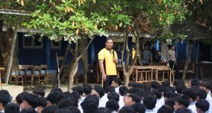 Aksi Humanis Kapolres Karawang: Bersih-Bersih Sekolah hingga Trauma Healing Anak-Anak Kapolres Karawang Pulihkan Mental Siswa di Telukjambe Barat. (AlexaPodcast.ID)