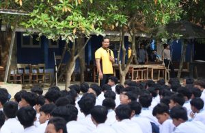 Aksi Humanis Kapolres Karawang: Bersih-Bersih Sekolah hingga Trauma Healing Anak-Anak Kapolres Karawang Pulihkan Mental Siswa di Telukjambe Barat. (AlexaPodcast.ID)