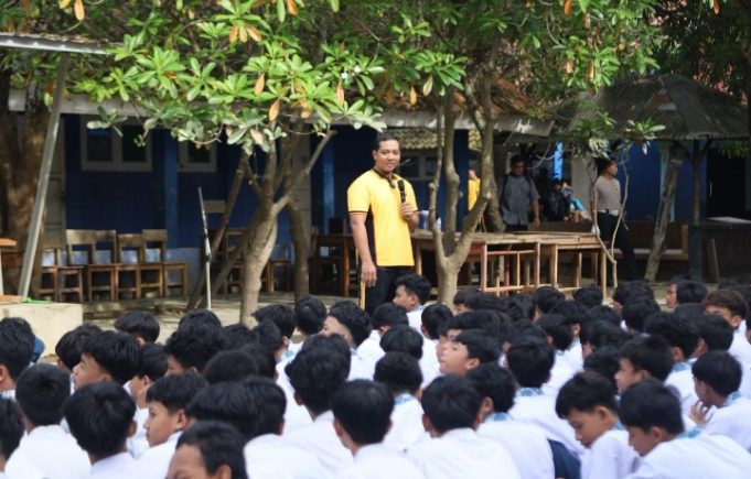 Aksi Humanis Kapolres Karawang: Bersih-Bersih Sekolah hingga Trauma Healing Anak-Anak Kapolres Karawang Pulihkan Mental Siswa di Telukjambe Barat. (AlexaPodcast.ID)