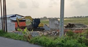 Kandang Ayam di Lahan Sawah LP2B Jatimulya Pedes Disorot, Dinas Pertanian: Belum Ada Izin Pembangunan Kandang Ayam di Pedes Tuai Polemik. (AlexaPodcast.ID)