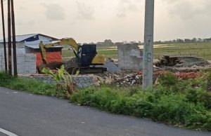 Kandang Ayam di Lahan Sawah LP2B Jatimulya Pedes Disorot, Dinas Pertanian: Belum Ada Izin Pembangunan Kandang Ayam di Pedes Tuai Polemik. (AlexaPodcast.ID)