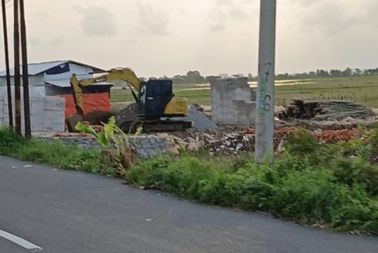 Kandang Ayam di Lahan Sawah LP2B Jatimulya Pedes Disorot, Dinas Pertanian: Belum Ada Izin Pembangunan Kandang Ayam di Pedes Tuai Polemik. (AlexaPodcast.ID)