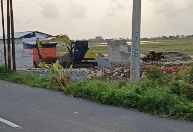 Pembangunan Kandang Ayam di Pedes Tuai Polemik. (AlexaPodcast.ID)