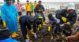 Polres Karawang Bersama Pemkab dan TNI Gelar Gebyar Aksi Bersih-bersih Mangrove Pantai Tangkolak Kapolres Karawang Gebyar Aksi Bersih-bersih di kawasan mangrove Pantai Tangkolak. (AlexaPodcast.ID)