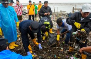 Polres Karawang Bersama Pemkab dan TNI Gelar Gebyar Aksi Bersih-bersih Mangrove Pantai Tangkolak Kapolres Karawang Gebyar Aksi Bersih-bersih di kawasan mangrove Pantai Tangkolak. (AlexaPodcast.ID)