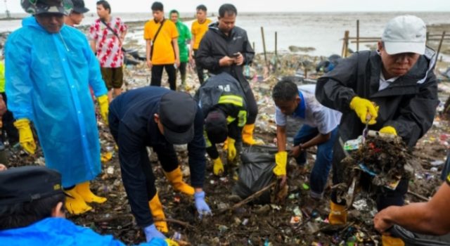 Polres Karawang Bersama Pemkab dan TNI Gelar Gebyar Aksi Bersih-bersih Mangrove Pantai Tangkolak Kapolres Karawang Gebyar Aksi Bersih-bersih di kawasan mangrove Pantai Tangkolak. (AlexaPodcast.ID)