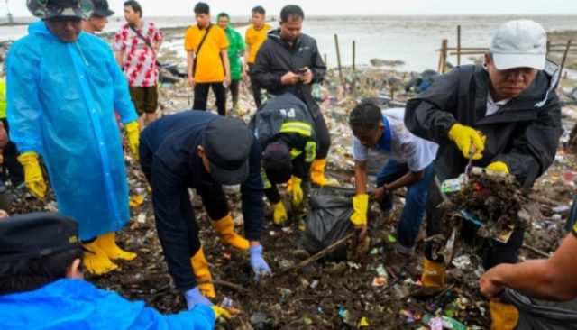 Kapolres Karawang Gebyar Aksi Bersih-bersih di kawasan mangrove Pantai Tangkolak. (AlexaPodcast.ID)