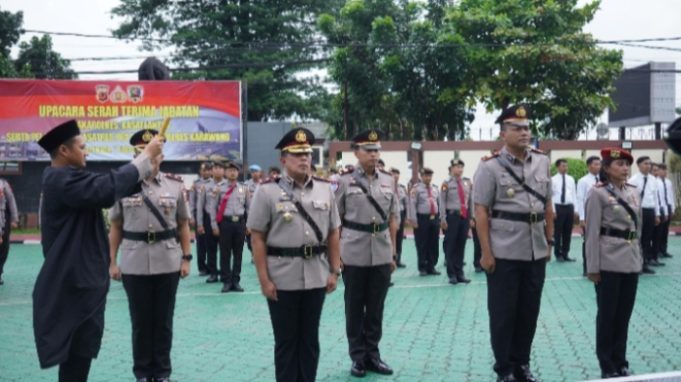 Polres Karawang Gelar Sertijab dan Pelantikan, Perkuat Soliditas dan Kinerja Pelayanan Publik Serah Terima Jabatan (Sertijab) Wakapolres dan Serah Terima Jabatan (Sertijab) Wakapolres dan Kasatlantas,(AlexaPodcast.ID)