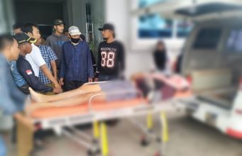 Pencari Besi Bekas Tewas Tertimpa Mata Gerinda di Rengasdengklok Korban di bawa ke Rumah Sakit terdekat. (AlexaPodcast.ID)