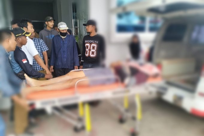 Pencari Besi Bekas Tewas Tertimpa Mata Gerinda di Rengasdengklok Korban di bawa ke Rumah Sakit terdekat. (AlexaPodcast.ID)