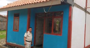 Rumah Warga Tak Layak Huni di Kutawaluya Kini Berdiri Kokoh, Camat Turun Langsung Monitoring Camat Kutawaluya Tinjau Pembangunan Rumah Warga. (AlexaPodcast.ID)