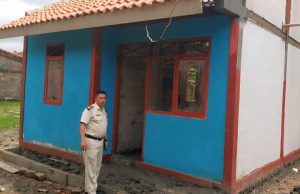 Rumah Warga Tak Layak Huni di Kutawaluya Kini Berdiri Kokoh, Camat Turun Langsung Monitoring Camat Kutawaluya Tinjau Pembangunan Rumah Warga. (AlexaPodcast.ID)