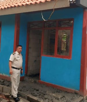 Rumah Warga Tak Layak Huni di Kutawaluya Kini Berdiri Kokoh, Camat Turun Langsung Monitoring Camat Kutawaluya Tinjau Pembangunan Rumah Warga. (AlexaPodcast.ID)