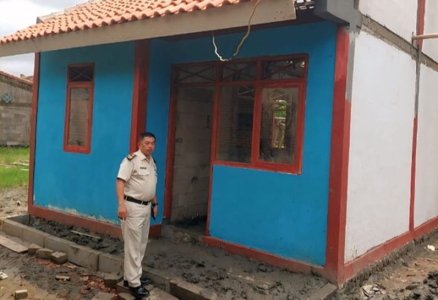 Camat Kutawaluya Tinjau Pembangunan Rumah Warga. (AlexaPodcast.ID)