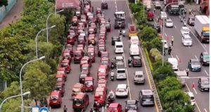 Trans Beken Gratis Melaju, Angkot Berhenti Total: Sopir Protes Rezeki Terancam Lima Trayek Angkot Lumpuh dan Sopir Turun ke Jalan. (AlexaPodcast.ID)