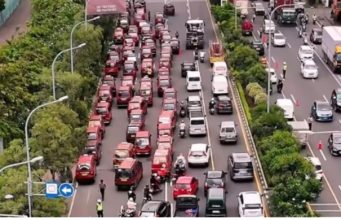Trans Beken Gratis Melaju, Angkot Berhenti Total: Sopir Protes Rezeki Terancam Lima Trayek Angkot Lumpuh dan Sopir Turun ke Jalan. (AlexaPodcast.ID)