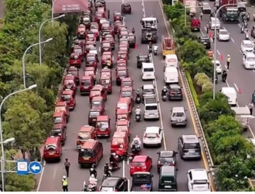Trans Beken Gratis Melaju, Angkot Berhenti Total: Sopir Protes Rezeki Terancam Lima Trayek Angkot Lumpuh dan Sopir Turun ke Jalan. (AlexaPodcast.ID)