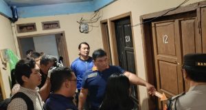 Diduga Usai Cekcok dengan Kekasih, Pria di Telukjambe Timur Ditemukan Gantung Diri Karyawan Swasta Ditemukan Tak Bernyawa di Kamar Kos. (AlexaPodcast.ID)