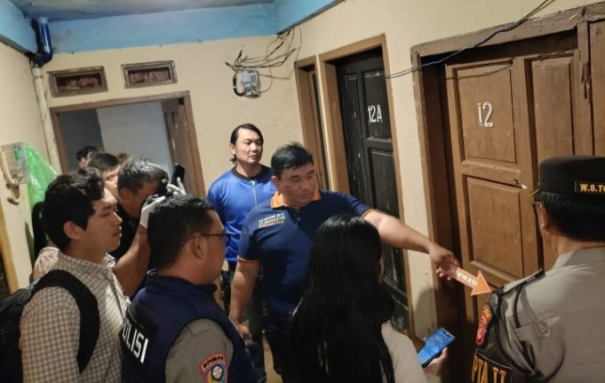 Diduga Usai Cekcok dengan Kekasih, Pria di Telukjambe Timur Ditemukan Gantung Diri Karyawan Swasta Ditemukan Tak Bernyawa di Kamar Kos. (AlexaPodcast.ID)