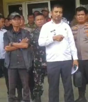 Aksi Tolak Pembangunan KDMP di Halaman Sekolah, Warga Pusakajaya Utara Minta Pendidikan Didahulukan Polemik Pembangunan KDMP Picu Aksi Warga. (AlexaPodcast.ID)