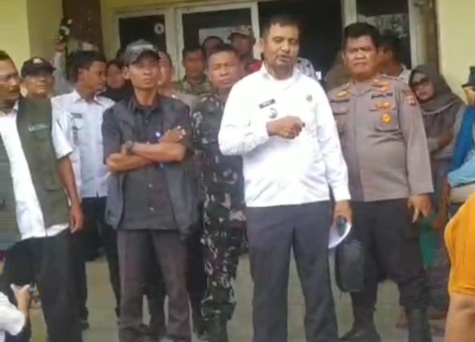 Aksi Tolak Pembangunan KDMP di Halaman Sekolah, Warga Pusakajaya Utara Minta Pendidikan Didahulukan Polemik Pembangunan KDMP Picu Aksi Warga. (AlexaPodcast.ID)