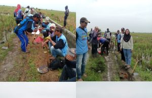 Kades Kertamukti Pimpin Kerja Bhakti, Warga Bersihkan Saluran Air di Dusun Kepuh Jaya Jumat Bersih di Kertamukti, H. Warnadi Ajak Warga Rutin Jaga Lingkungan. (AlexaPodcast.ID)