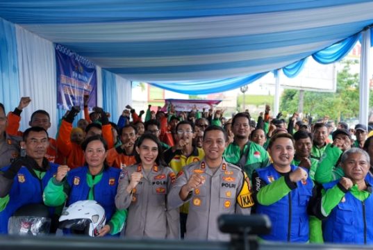 Polres Karawang Gandeng Ojol, Dari Antar Order Kini Siap Antar Korban ke Penanganan Awal Polres Karawang Kumpulkan Ojol untuk Belajar Jadi Penolong Pertama. (AlexaPodcast.ID)