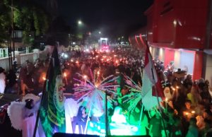 Lurah dan Warga Karawang Wetan Kompak Sambut Ramadhan Lewat Pawai Obor Meriah Kebersamaan Warga Warnai Pawai Obor di Karawang Wetan. (AlexaPodcast.ID)