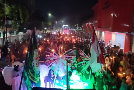 Lurah dan Warga Karawang Wetan Kompak Sambut Ramadhan Lewat Pawai Obor Meriah Kebersamaan Warga Warnai Pawai Obor di Karawang Wetan. (AlexaPodcast.ID)