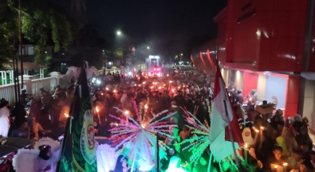 Lurah dan Warga Karawang Wetan Kompak Sambut Ramadhan Lewat Pawai Obor Meriah Kebersamaan Warga Warnai Pawai Obor di Karawang Wetan. (AlexaPodcast.ID)