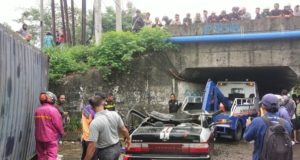 Polisi Amankan Sopir Truk Kontainer Usai Kecelakaan Tragis di Karawang Truk Kontainer Bermuatan Minyak Goreng Hilang Kendali. (AlexaPodcast.ID)